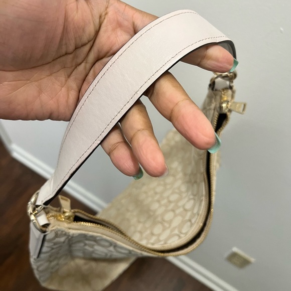 Signature Coach - Picture 10 of 11